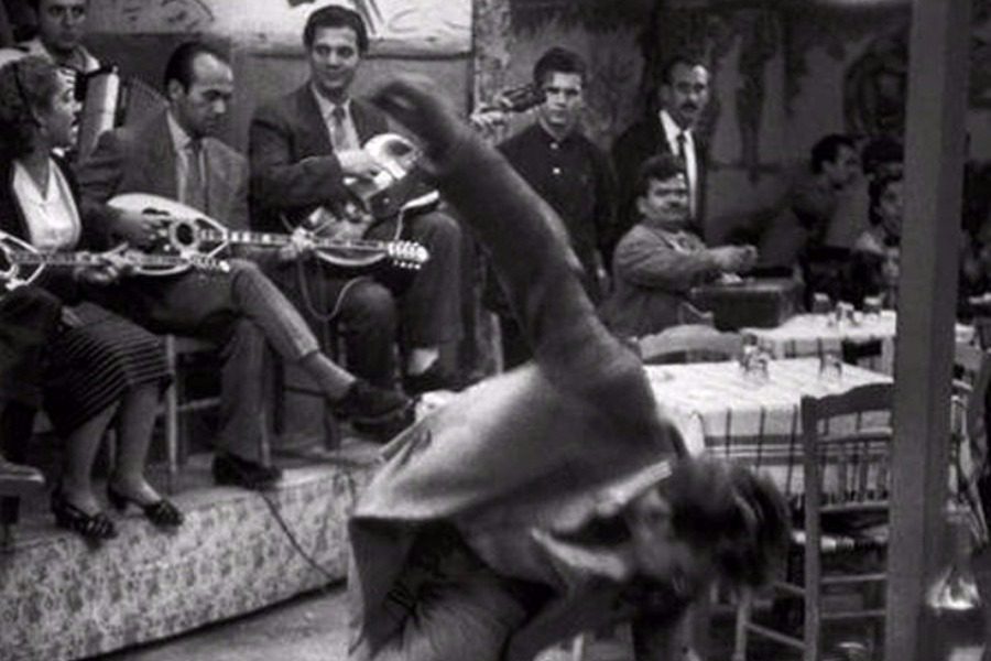 Γιατί λέμε τα μπουζουξίδικα, «σκυλάδικα»;