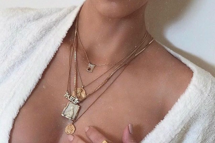 Αλυσίδες στο λαιμό… κάτι σαν τάμα θα σου πω