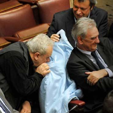 Άνδρας που μύριζε παλτά γυναικών αιφνιδιασμένος από νέες κατηγορίες για σεξισμό