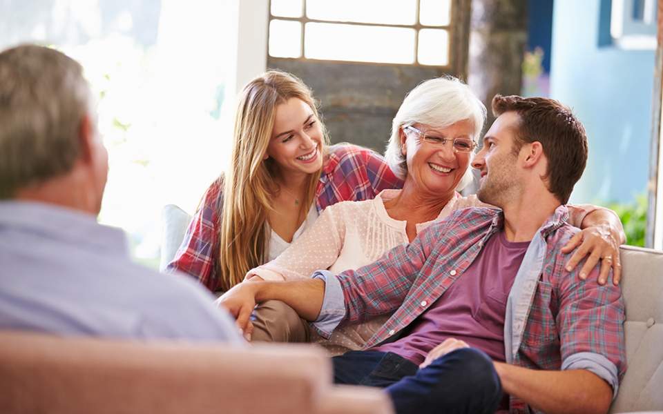 Οι Έλληνες συντηρούν τα ενήλικα παιδιά τους