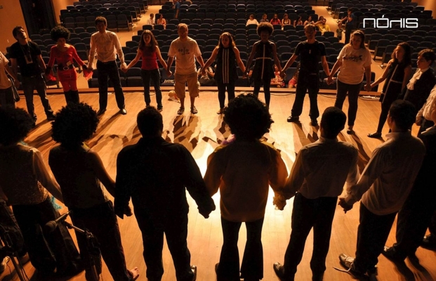 ΘΕΑΤΡΙΚΟ ΕΡΓΑΣΤΗΡΙ ΕΝΗΛΙΚΩΝ. ΘΕΑΤΡΙΚΗ ΟΜΑΔΑ "ΠΟΛΙΣ" ΑΝΟΙΚΤΗ ΠΑΡΟΥΣΙΑΣΗ ΠΡΟΣΚΛΗΣΗ 