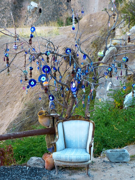 Μπορεί να μας αρρωστήσει το «κακό μάτι» και οι δαίμονες;