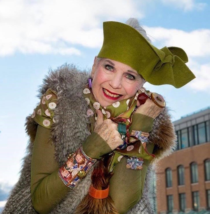 Η Debra Rapoport στο Μουσείο Κοσμήματος Ηλία Λαλαούνη