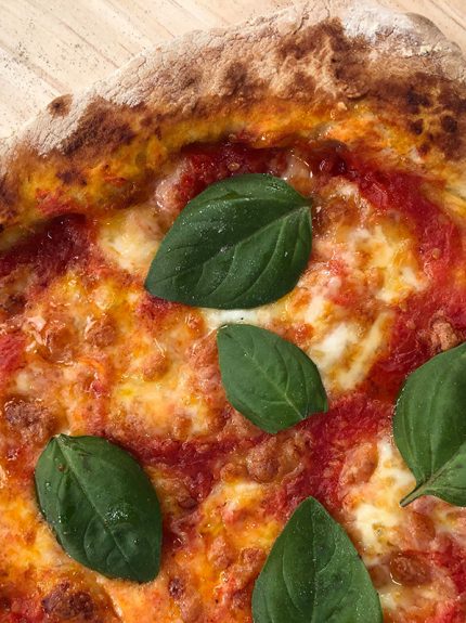 Ιταλική πίτσα με μοτσαρέλα και βασιλικό