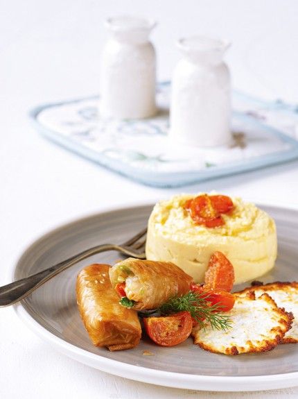 Τραγανά ρολάκια γαρίδας με φάβα, ψητά ντοματίνια και τσιπς φέτας