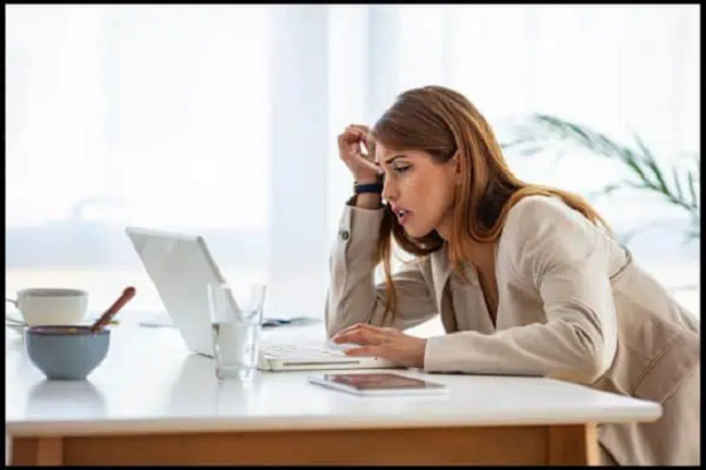 Υπερκόπωση: Τα συμπτώματα που πρέπει να γνωρίζεις και η αντιμετώπιση