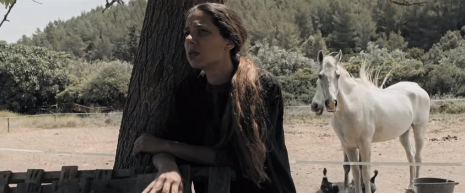 «Θολή Γραμμή»: Μια ταινία του Μένιου Καραγιάννη με τον Όμηρο Πουλάκη και την Ηλιάνα Μαυρομάτη