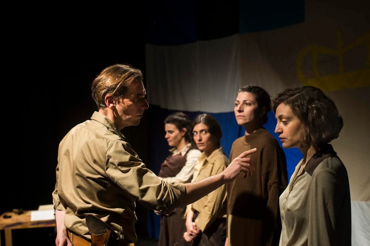 «Μακρόνησος/Τρωάδες» σε κείμενο και σκηνοθεσία Ανδρέα Ζαφείρη, στη Σκηνή Brecht-2510