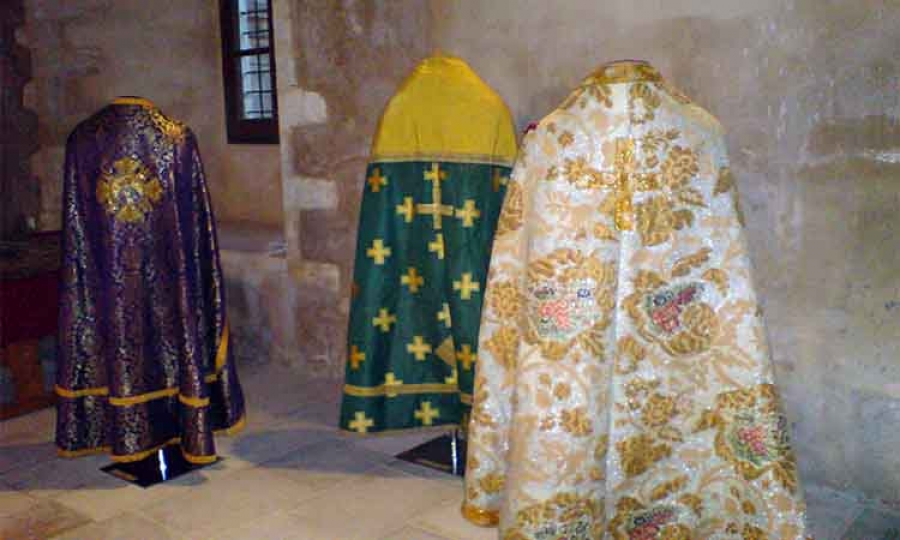 Ιερά άμφια: Τι συμβολίζουν τα χώματα που φορούν οι μητροπολίτες… 