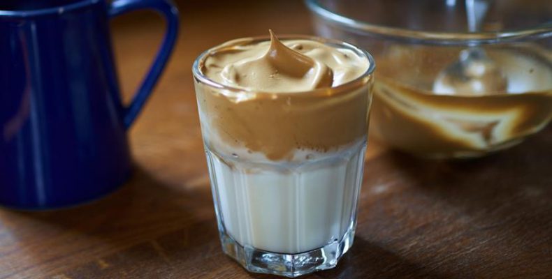 Καφές dalgona: Το νέο τρέντ που αποδεικνύει πόσο μπροστά είμαστε οι Έλληνες