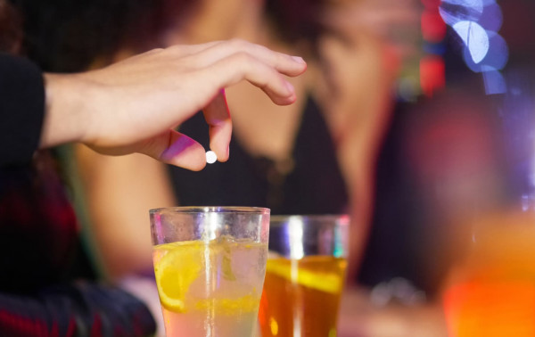 Χάπι βιασμού: Πού βρίσκουν οι δράστες το απαγορευμένο χάπι και πώς επιδρά;