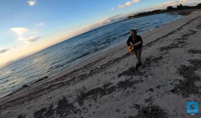 Ο Οδυσσέας Ελληνικός με το νέο του single «Έλα κοντά μου» 