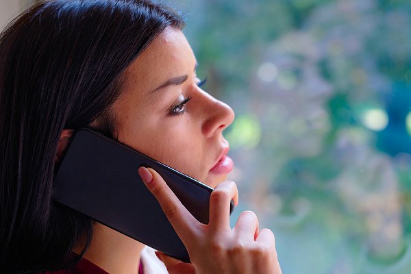 10 τηλεφωνικές γραμμές ψυχολογικής υποστήριξης και βοήθειας που πρέπει να γνωρίζουμε