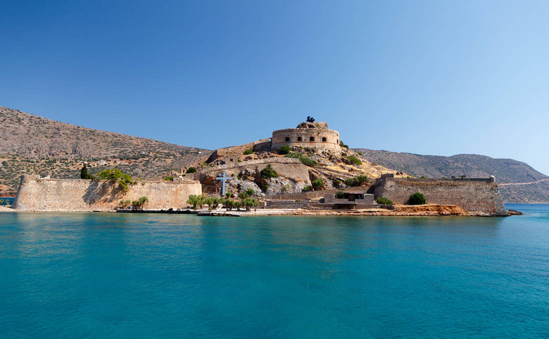 Σπιναλόγκα: Πώς το νησί συνώνυμο της απομόνωσης έγινε ένας από τους πιο δημοφιλείς προορισμούς της Κρήτης