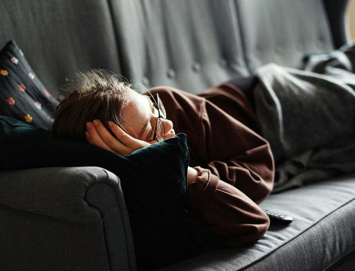 Όσοι κοιμούνται με την τηλεόραση ανοιχτή, έχουν αυτά τα 4 χαρακτηριστικά