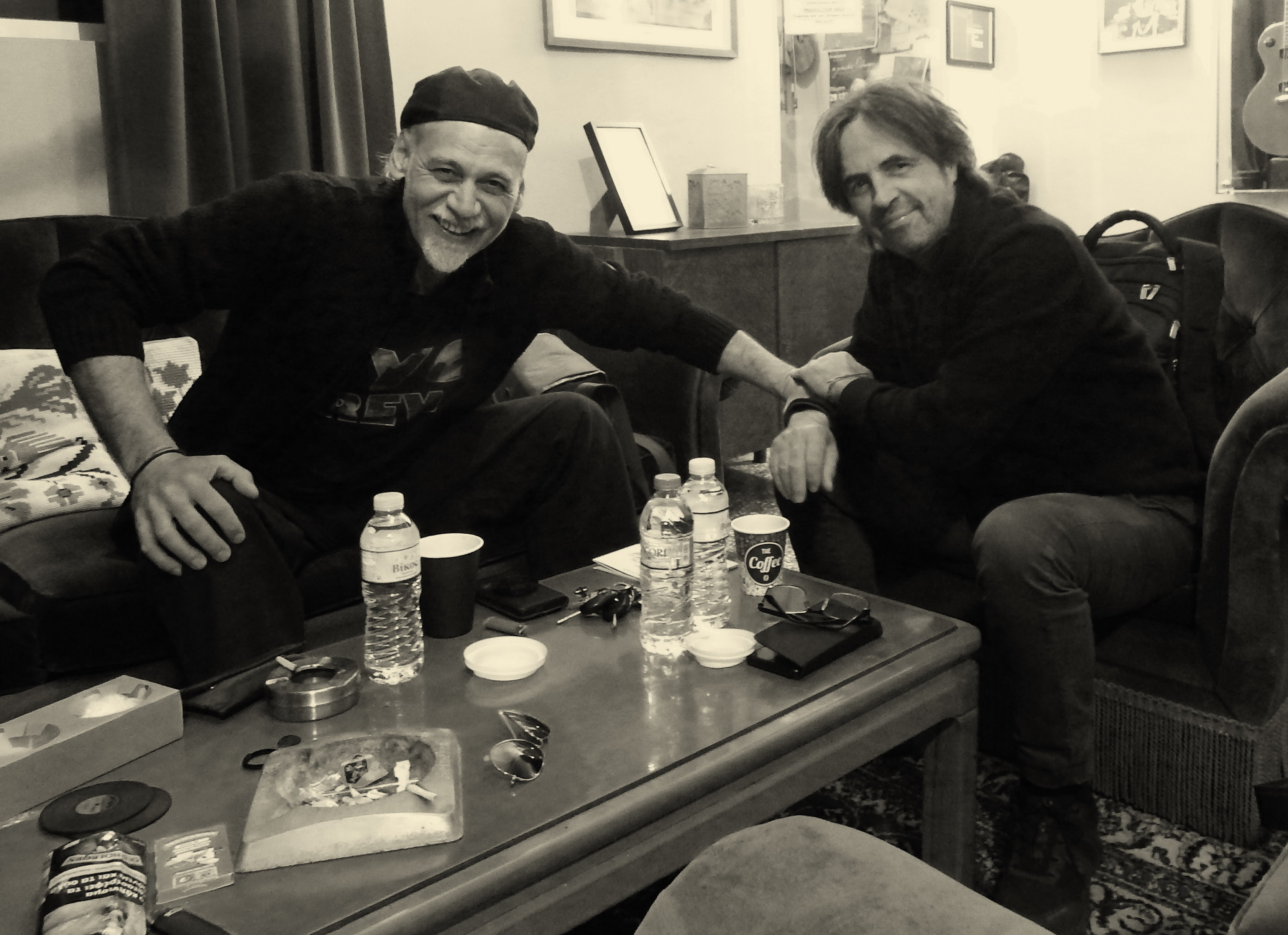 Ο  Μάκης Σεβίλογλου και ο Βασίλης Λέκκας συναντιούνται στο τραγούδι «Ναυαγός μονάχος»