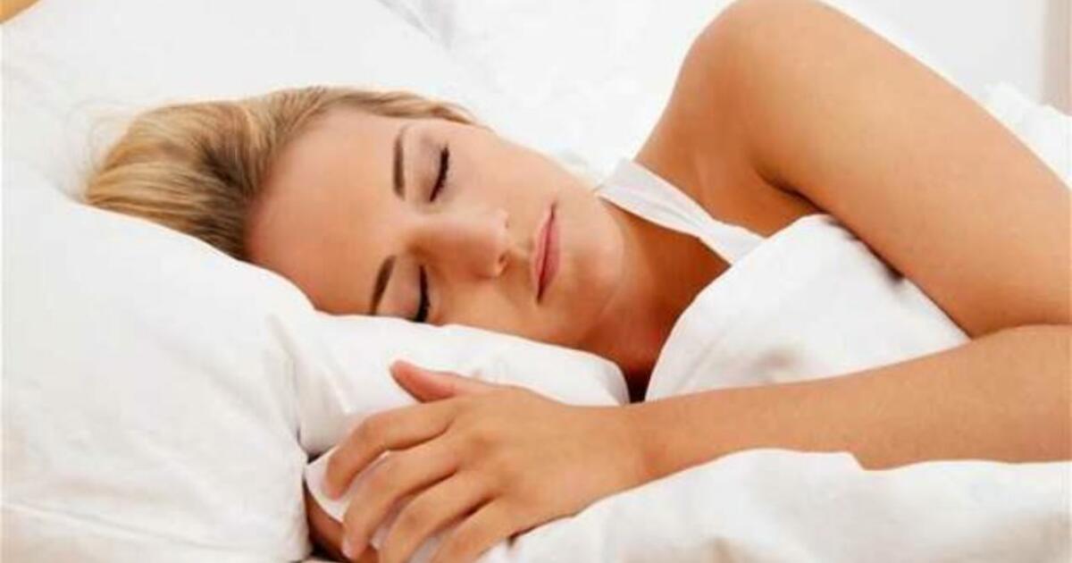 Νιώθετε ότι πέφτετε ενώ κοιμάστε; Δείτε τι είναι ο υπναγωγικός σπασμός