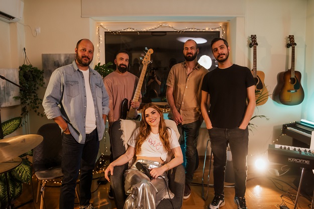 Η Μαρία Κουτσουρλή ζωντανά απ το σαλόνι 1 s