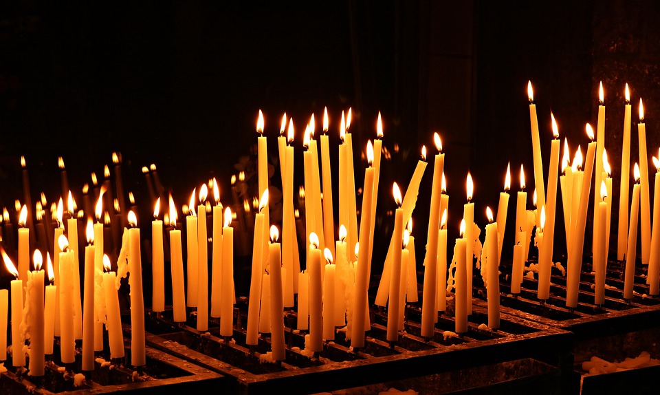 Οι ειδήσεις «αλλιώς»: Ούτε κερί στον Άγιο… σου λένε να μην βάλεις!!! 