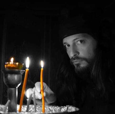 «Μαντώ - Η ηρωίδα της Μυκόνου» του Δρ. Γεωργίου Κοζυράκη σε σκηνοθεσία του Μενέλαου Τζαβέλλα ταξιδεύει σε Πάρο &amp; Νάξο.