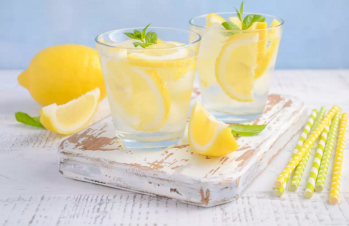 9 προβλήματα υγείας που μπορείτε να θεραπεύσετε με χυμό λεμονιού