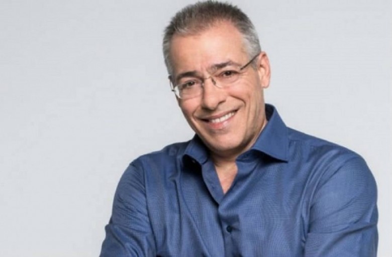 Επιστρέφει ανανεωμένος ο Νίκος Μάνεσης και κάνει πρεμιέρα