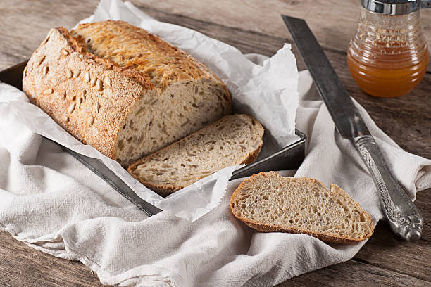 Σπιτικό ψωμί: Φτιάξε το μόνοι σας, με 5 συνταγές για να γίνετε εξπέρ στο ζύμωμα  