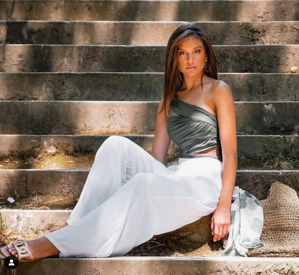 STAR: Η μελαχρινή καλλονή που παίρνει θέση στον Τροχό της Τύχης (photo)