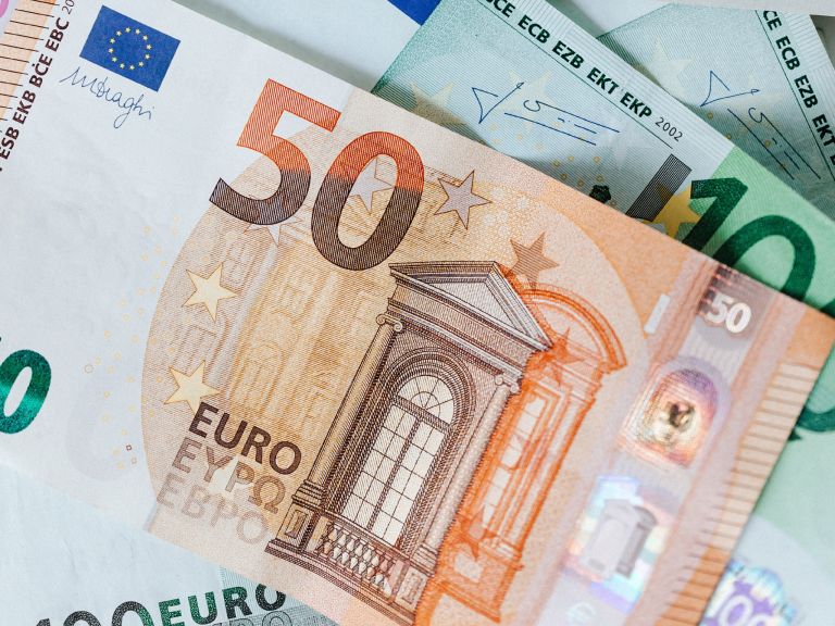 ΟΑΕΔ: Ετήσιο επίδομα 720 ευρώ – Ποιοι είναι δικαιούχοι